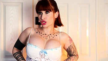 MILF ciumenta Lola James se masturba de lingerie