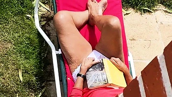 Nacktes Solo-Selbstficken draußen in der Sonne