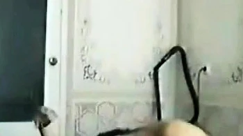 MILF asiática pega traindo com um blowjob hardcore