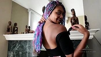 Оя ебет свою волосатую киску пальцами и вибратором