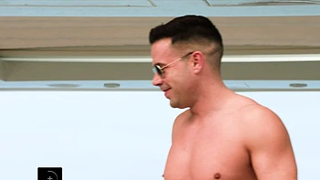 Pequeña Sophie doble penetrada anal con grandes pollas en trío