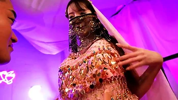 Joven asiática morena se folla casera en perrito y corridas