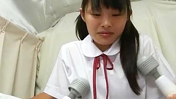 Dos tíos usan vibrador, le quitan la ropa interior y la hacen squirting