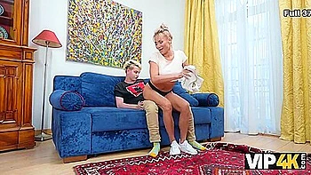 Milf loira fode loucamente o namorado do filho