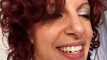 Испанка с пышными формами сосёт хуй и скачет наездницей