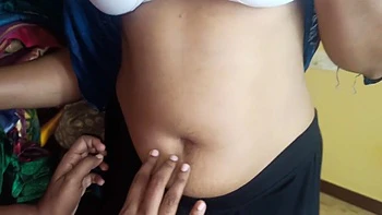 Garotas indianas da faculdade lésbicas fodendo com a madrasta