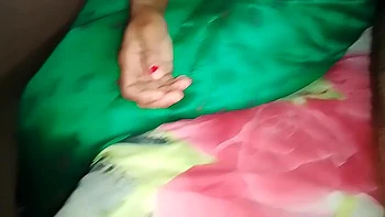 Mallu lutscht den Schwanz ihres Mannes aus POV