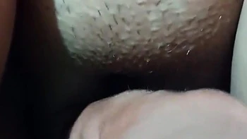 Primer plano acariciando coño apretado desi