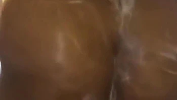 Surprise : indienne sexy se baigne en solo en secouant son cul