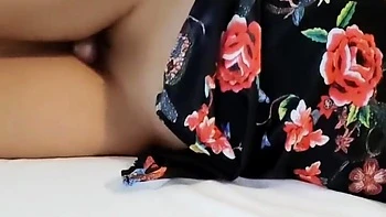 Pequena asiática 18 anos deixa homem mais velho levá-la à casa da madrasta