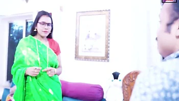 Desi Bhabhi betrügt Ehemann und wird vom Stiefbruder gefickt