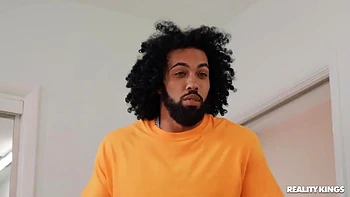 Похотливая хентайша с аэгао ебется в анус с большим членом