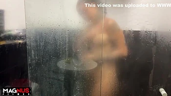 Minha amiga e eu acabamos transando no banho