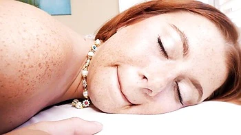 Ruiva Stella Luxx fodida na posição missionária com bunda grande