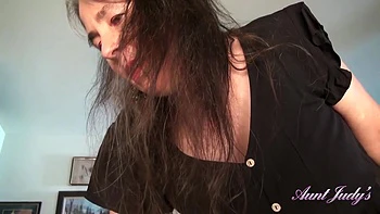 Grace te séduit puis chevauche ta grosse queue