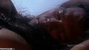 Europäische busige Brünette Sklavin wird gefickt