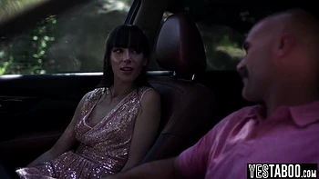 Padrasto fode a jovem namorada do enteado ao ar livre - Charles Dera & Emma Jade