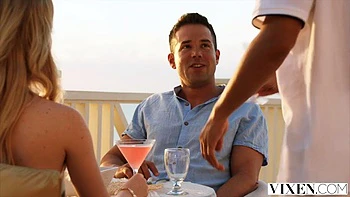 Bella Spark rubia hace mamadas y se la cogen en lencería