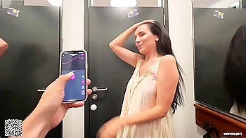 Heiße deutsche Freundin testet Lovense beim öffentlichen Blowjob POV