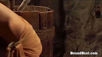 Maîtresse radieuse domine blondes et brunes esclaves