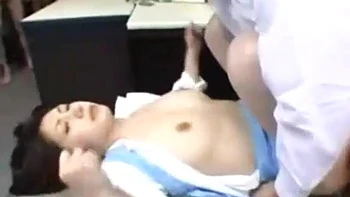 Mamada asiática en oficina japonesa