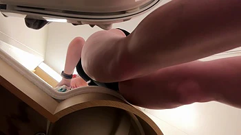 Loira teen peituda trocando de roupa na câmera escondida