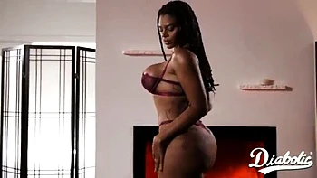 Дьявольский минет, догги и миссионерка с черной большой жопой