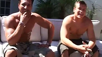 Boquete interracial, cachorrinha e gangbang cowgirl