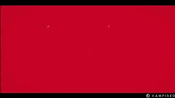 Ruiva vampira entrega a buceta para Sonya em luta lésbica