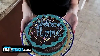 Мачеха массирует большой член пасынка после тюрьмы - трах с Джессой Роуз