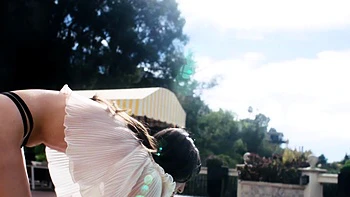 Nackte Teen Ivy zeigt ihre behaarte Fotze