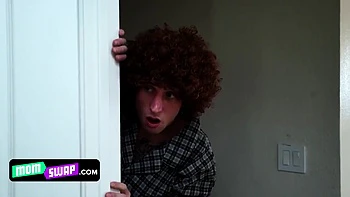 MILFs tetonas follan juntos a su malcriado hijastro