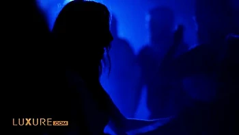 Carollina acordada para boquete e sexo cachorrinho no banheiro