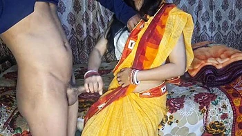 Esposa indiana faz punheta e boquete na buceta apertada para o marido