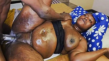 Vovó negra goza no enorme pau preto - sexo hardcore amador