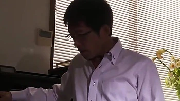 Cocu : elle se fait baiser devant lui