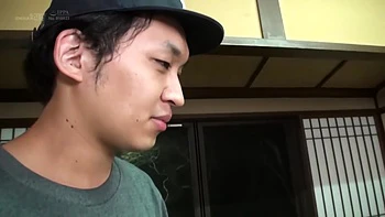 Belle employée japonaise se fait baiser et avaler pendant un jeu