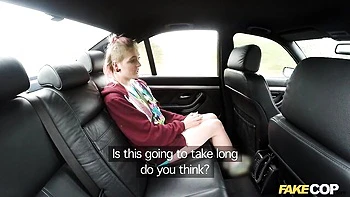 Rubia policía Monty disfruta montando una polla enorme