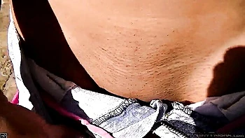 Garota teen fode o cu com os dedos gemendo na rua