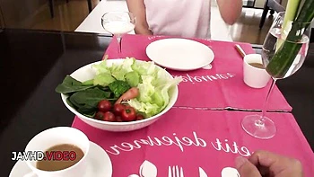 Heiße asiatische Milf Mayuka Akimoto bläst und fickt