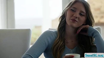 Еду на лице подруги MILF, пальцами в киску