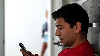 Belle-mère nue surprise suce et se fait baiser