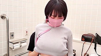 Vadia japonesa fodida na rua com brinquedos e creampie