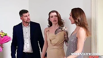 Orgia lésbica con doble penetración anal y morena