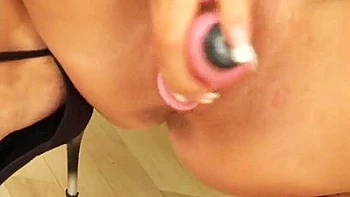 Blonde Schlampe spreizt ihre Pussy-Lippen und masturbiert mit Toy