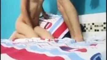 Adolescente maigre gémissant et jouissant en levrette