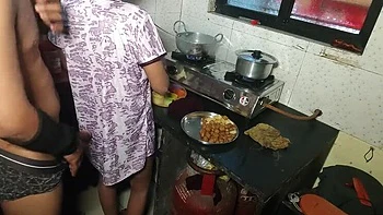 Noiva indiana fodida forte na cozinha enquanto cozinha