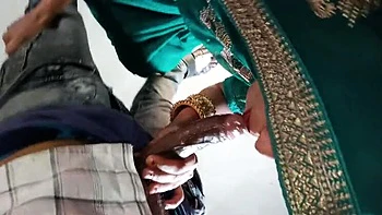 19-jährige Desi-Tussi bläst und wird gefickt mit Creampie