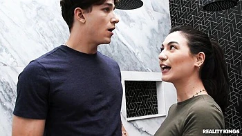 Худая Вероника Родригес сосёт член и скачет на жёстком догги