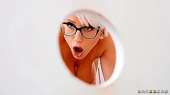 MILF pulpeuse séduit un Espagnol arrogant avec une pipe profonde